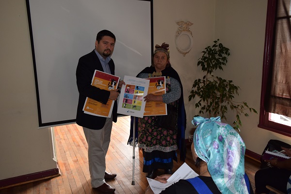El abogado Rodrigo Jaque hizo entrega de material de difusión a las organizaciones de pueblos originarios del Maule.