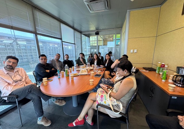 La Defensora Regional Metropolitana Norte y la jefa de Estudios durante el desayuno informativo con los periodistas del sector justicia.