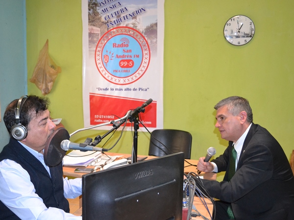El Defensor Regional de Tarapacá durante la entrevista en Radio San Andrés de Pica.