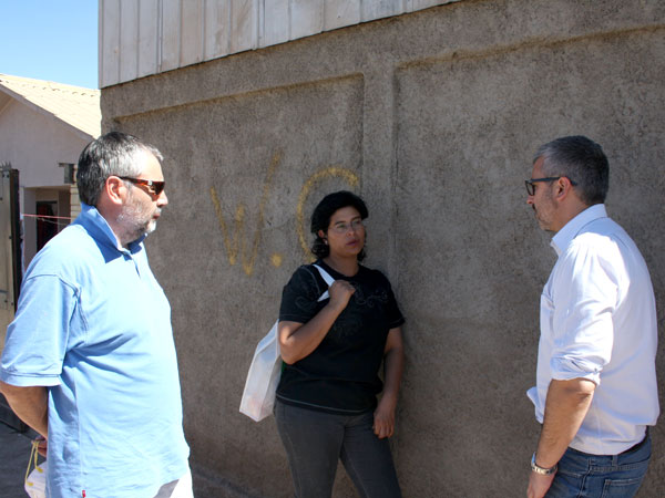 Tras la emergencia, Catherine Araya recibió la visita del Defensor Regional y del jefe de Estudios de Atacama. 
