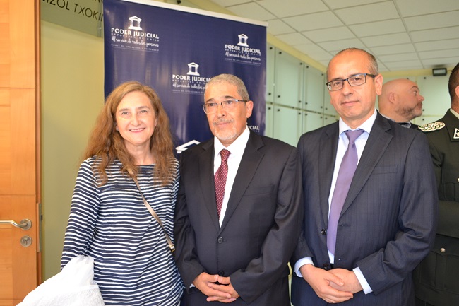 La jueza Marcia Castillo, el nuevo presidente de la Corte de Apelaciones, Carlos Gutiérrez, y el Defensor Regional, Renato González.