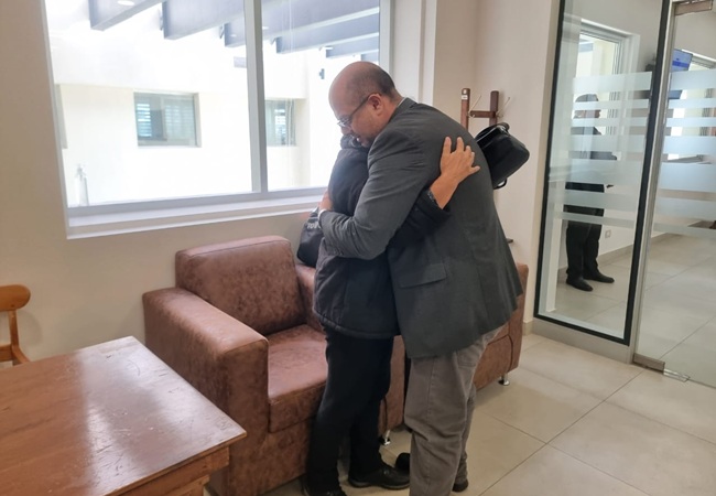 Al salir de la sala, en la Corte de Apelaciones de Chill&aacute;n, el defensor p&uacute;blico Nicol&aacute;s Castillo recibe un abrazo de la madre del imputado.