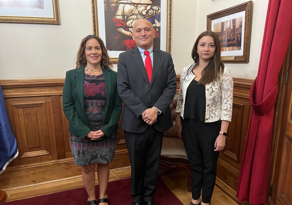  La Defensora Metropolitana Norte, Daniela Báez, y la jefa (S) de Estudios, Andrea Quinteros, junto al nuevo presidente de la Corte de Santiago.