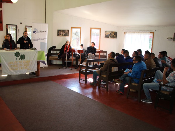 Profesionales de la Defensoría durante el encuentro con internos de la cárcel de Arauco.