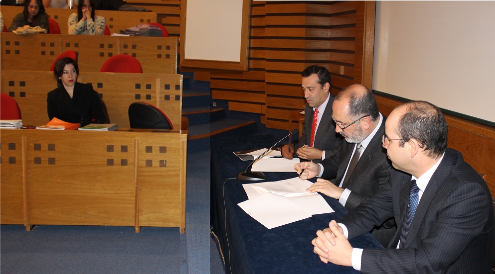 El Defensor Regional Carlos Mora firma el convenio sobre pasantías con el decano de Derecho de la Universidad de Los Andes, Alejandro Romero.