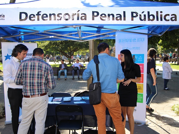 Masiva asistencia de público tuvo el módulo de la Defensoría instalado en la Plaza de la Independencia de Concepcion. 