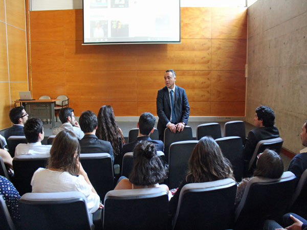Mario Palma, jefe de Estudios de la DRMS, relató a los estudiantes de derecho los principales aspectos del "Proyecto Inocentes".