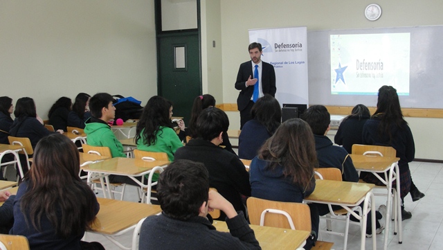 El defensor juvenil Felipe Ahrens durante la charla sobre LRPA en el colegio. 