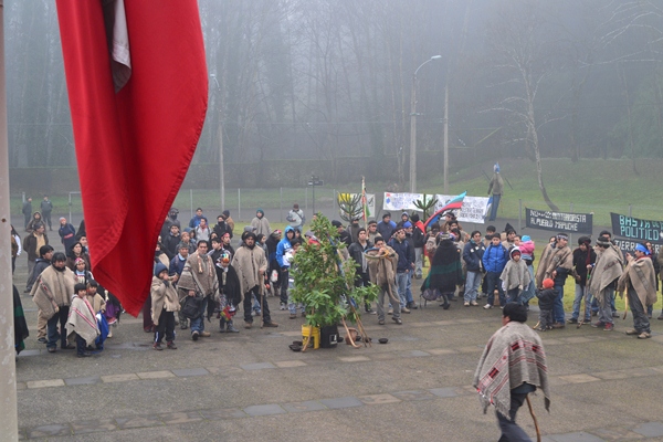 A la entrada del Tribunal comuneros mapuche realizan ceremonia en apoyo a 12 imputados en Juicio causa "Tur Bus" del año 2009