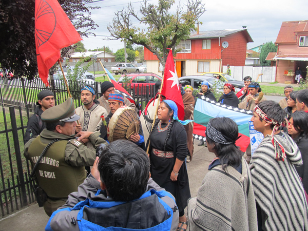 Mientras se desarrollaba la audiencia, un numeroso grupo de mapuches esperó fuera del tribunal.