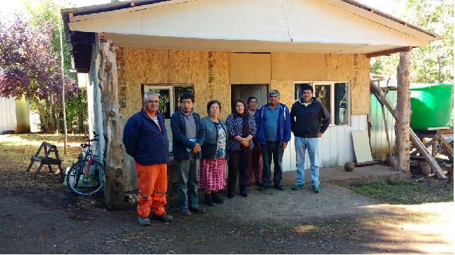 La defensora pública Lucy Catalán y el facilitador intercultural Horacio Cheuquelaf se reunieron con la comunidad indígena 'Segundo Mariluan' 