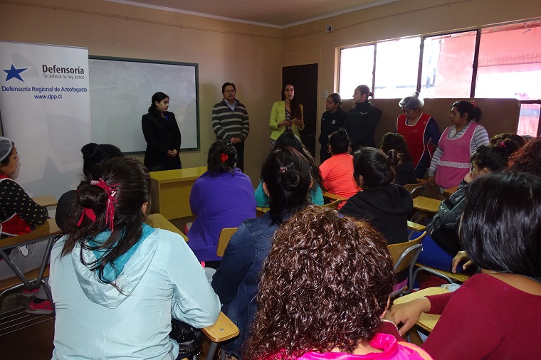 Los defensores penitenciarios de Antofagasta se reunieron con las condenadas que desean postular a libertad condicional.