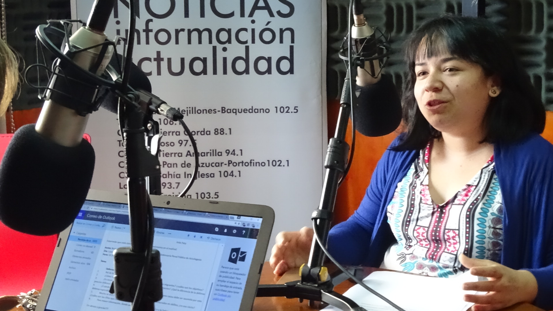 La defensora pública de migrantes Nolvia Collao durante la entrevista en radio Madero FM.