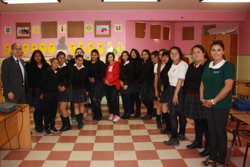El jefe de Estudios, Renato González, y la profesora Orieta Marin junto a las alumnas del Liceo "El Palomar" de Copiapó.