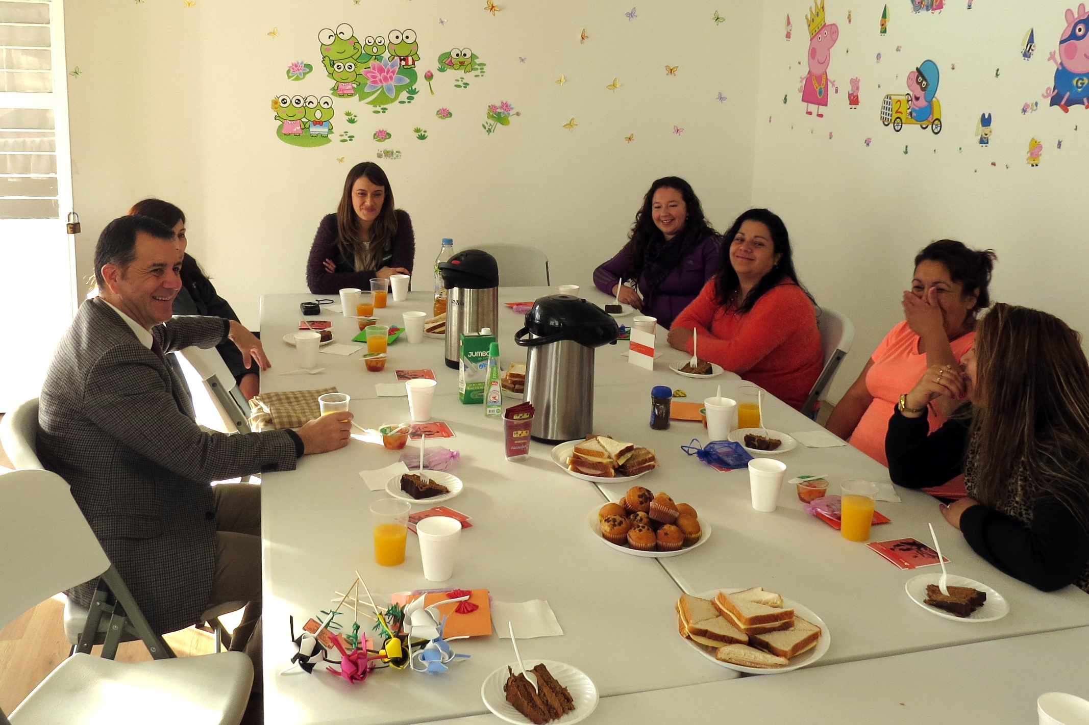 Las mamitas de la sección de lactantes de la cárcel de Rancagua tomaron desayuno con el equipo de defensores públicos. 