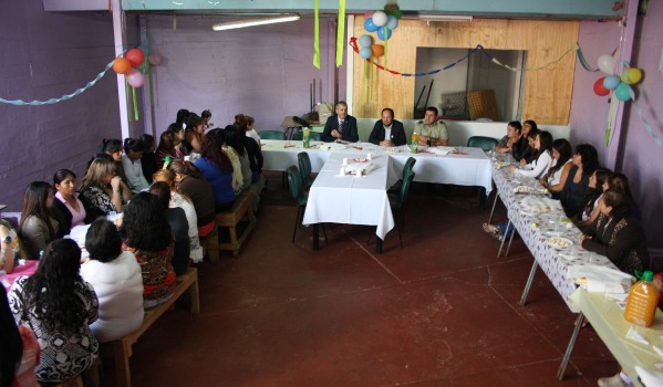 El Defensor Regional, Raúl Palma Olivares, compartiendo el desayuno con las internas del CCP de Copiapó. 