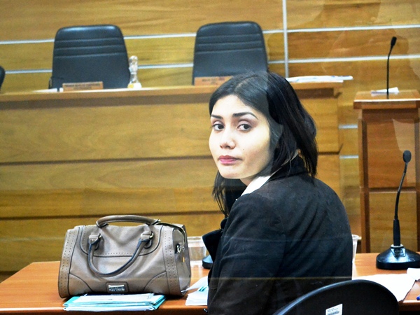 La defensora penal pública Carolina Arancibia, en los minutos previos al juicio.