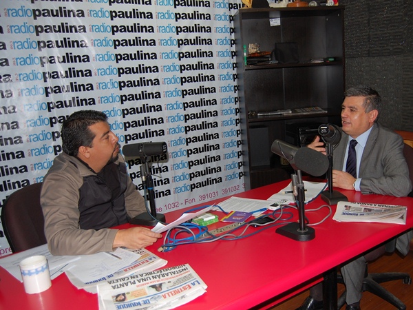 El locutor Marcelo Santibáñez conversó con el Defensor Regional de Tarapacá en los estudios de Radio Paulina de Iquique.