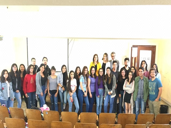 En la sala de clases, el grupo de estudiantes, los expositores y la profesora Fabiola Girão.