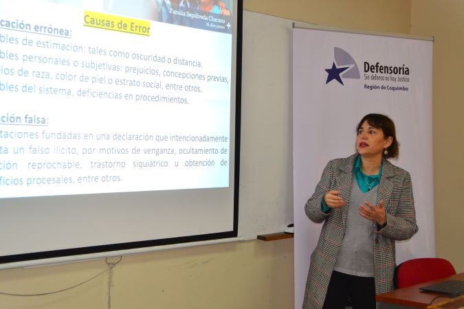 Inés Rojas expuso el "Proyecto Inocentes' a estudiantes de quinto año de derecho. 