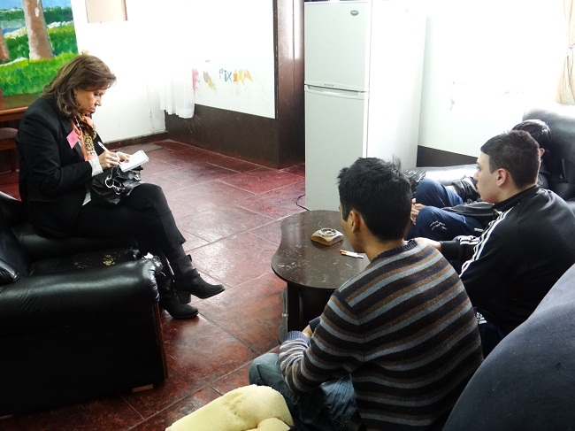 Los jóvenes escucharon atentamente a la Defensora Regional de Magallanes.
