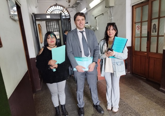 El defensor penitenciario Fabián Lobos y las trabajadoras sociales Colmayen Antinao y Yanira Reyes, al ingresar a la exPenitenciaría.