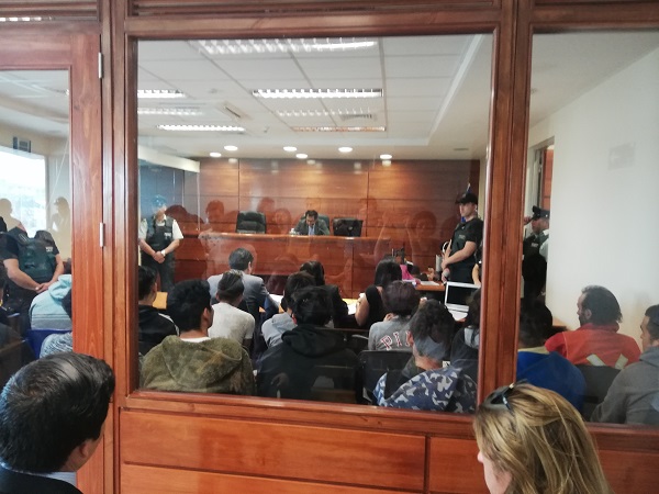 Una imagen de la formalización de los primeros 15 imputados detenidos recientemente en Arica.