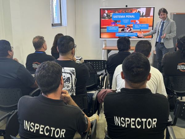 Las funcionarias y funcionarios municipales siguieron con atenci&oacute;n la capacitaci&oacute;n.