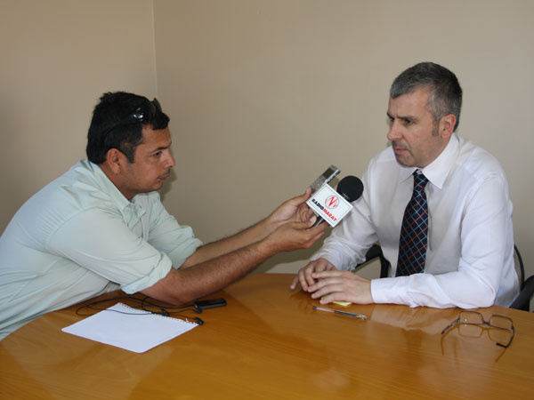 Raúl Palma (derechoa), entrevistado por el periodista Enzo Contreras (izquierda), de radio Maray de Copiapó.