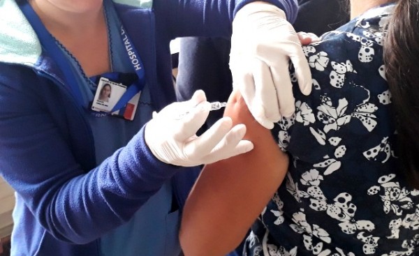 El Servicio de Salud del Reloncaví vacunó a los funcionarios de la Defensoría en Los Lagos.