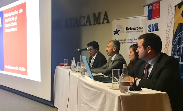 El Defensor Regional de Atacama, Raúl Palma Olivares, junto a los expositores del primer bloque del seminario, realizado en el salón J.J Vallejos.