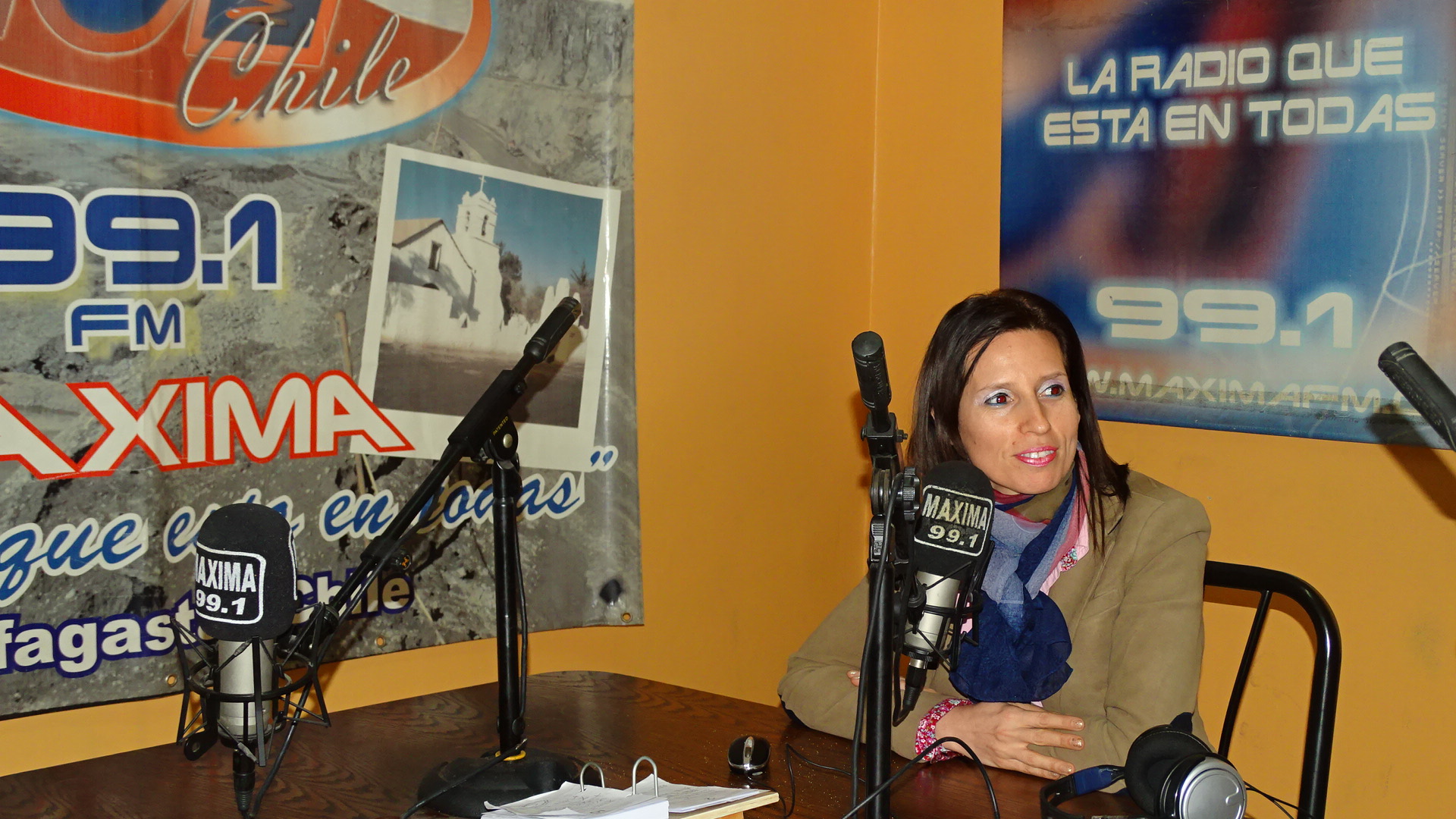 La psicóloga Golda Barrientos durante la entrevista en radio Maxima FM