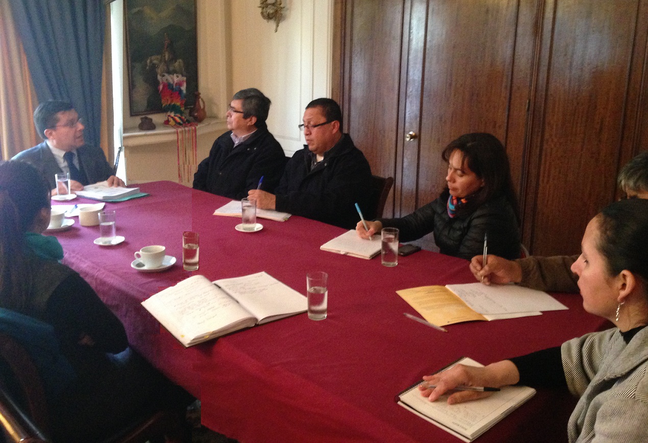 El defensor público Gabriel Carrión y la socióloga Francisca Sellés dictaron la charla en el consulado boliviano.