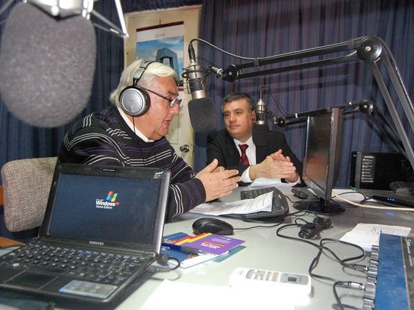 El conductor Fredy Hurtado aparece en primer plano, en pleno diálogo radial con el Defensor Regional de Tarapacá.