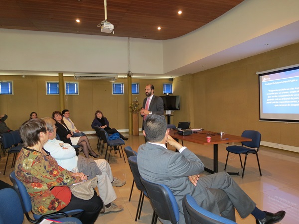 El jefe de Estudios del Maule expuso sobre defensa especializada de migrantes en la 'Mesa de asuntos migratorios'.