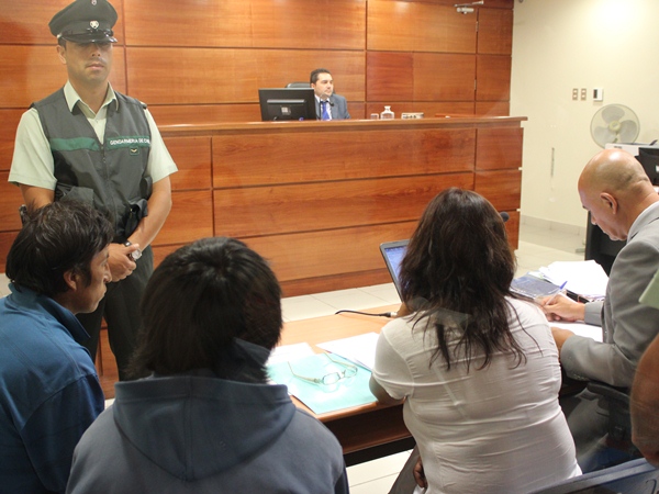 El defensor público Alejandro Cox y la facilitadora intercultural Inés Flores en la audiencia de formalización de los dos ciudadanos peruanos.