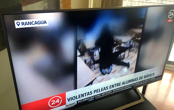 Al día siguiente de la charla, las imágenes de las menores golpeándose aparecieron en TVN.