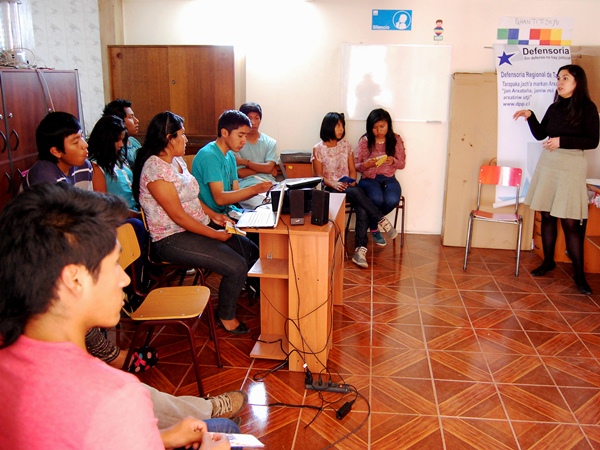 Los estudiantes aymaras y mapuche atendieron la disertación de la jefa de Estudios de la Defensoría regional de Tarapacá.