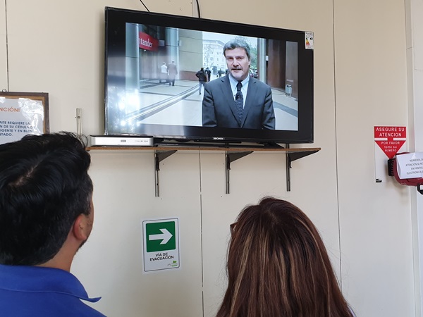 Uno de los videos de difusión de derechos de la Defensoría en las áreas de atención del Registro Civil de Iquique. 