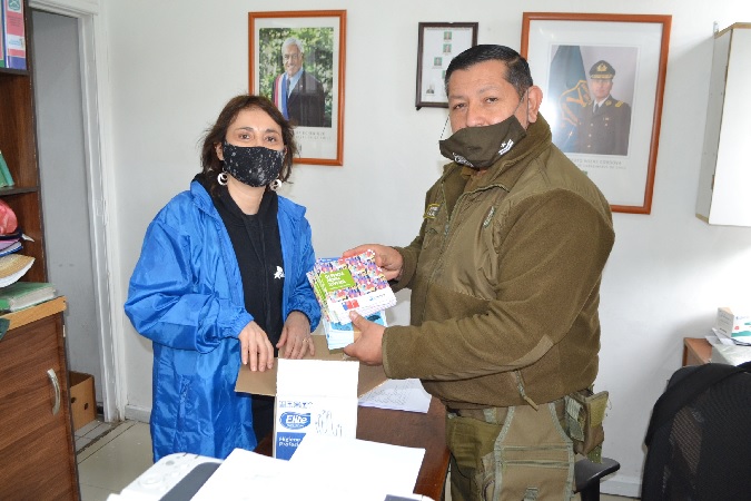La Defensora Regional de Coquimbo entrega material de difusión para usuarios en la Comisaría de Carabineros de Ovalle.