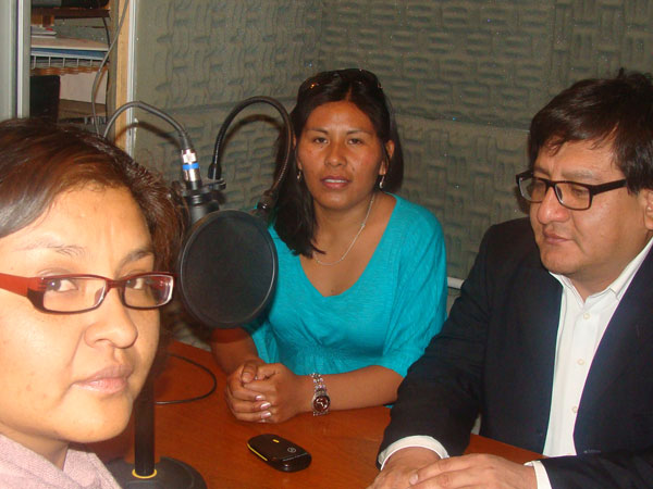 En la imagen, Roberto Vega (derecha), Marioli Lique (al centro) y Alejandra Spíndola, periodista de Radio Toconao (izquierda).
