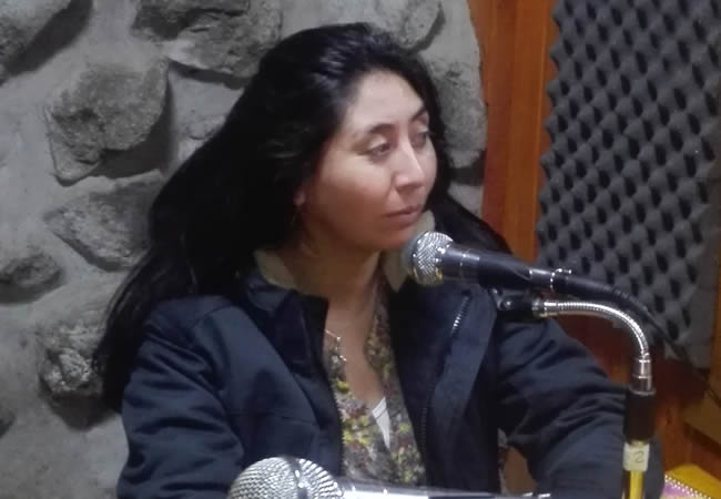 La facilitadora intercultural Alejandra Contreras en Radio Ngen de Curarrehue.