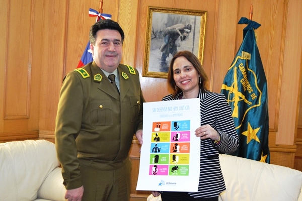 En un cordial encuentro, la Defensora Regional entregó al general Luis Avilés afiches sobre los derechos de los detenidos.