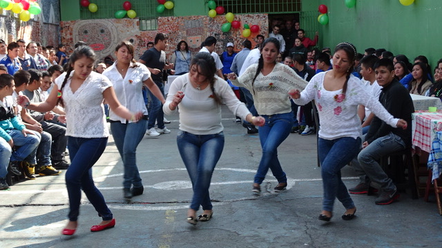 los internos bolivianos de Calama presentaron bailes típicos para conmemorar aniversario boliviano en le penal 