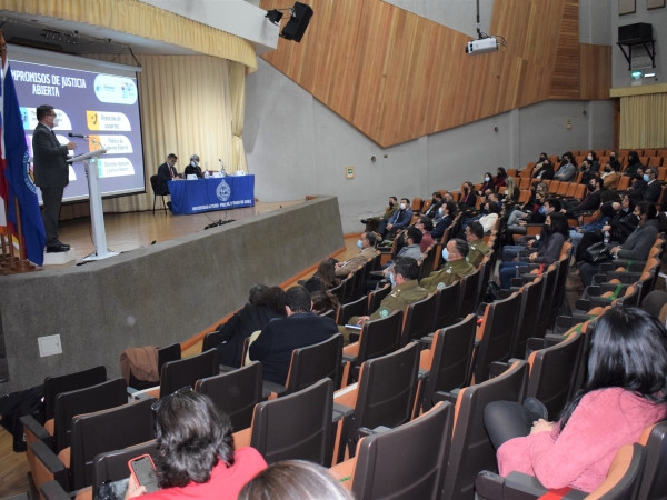 El Defensor Regional de Tarapacá durante la primera intervención de la conferencia sobre Justicia Abierta.