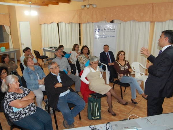 Los vecinos del sector El Morro de Iquique escucharon con atención al jefe de Estudios de la Defensoría de Tarapacá.