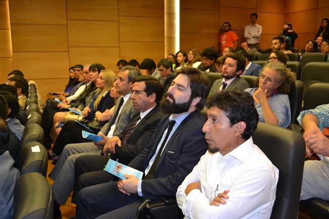 En el auditorio de la Contraloría Regional, Humberto Serri, Horacio Cheuquelaf y Juan Pablo Alday.