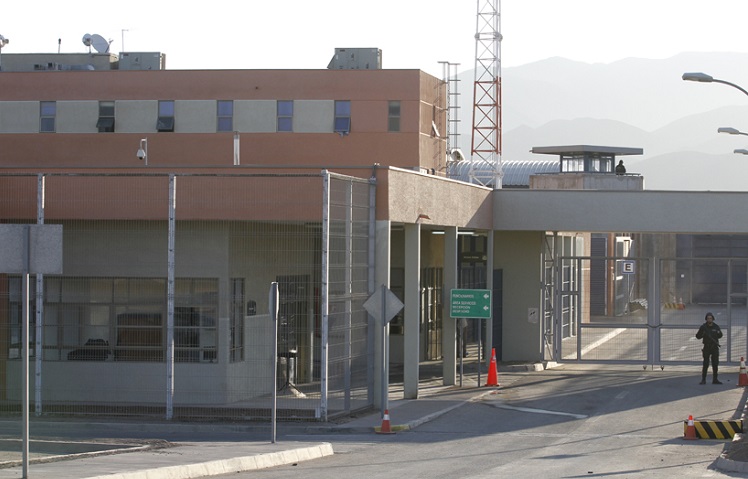 Para evitar multas a la concesionaria, la Dirección Regional de Gendarmería resolvió trasladar a 51 internos a cárceles del sur de Chile.