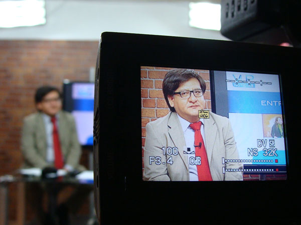El Defensor Regional (S) de Antofagasta, Roberto Vega Taucare, en el set del programa “La entrevista del día”, de VLP Televisión.