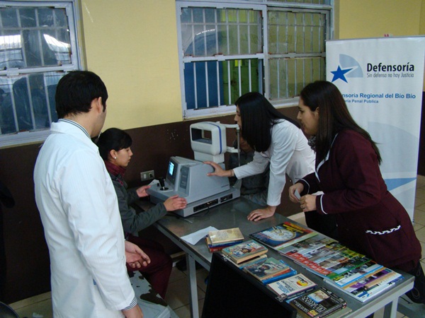 Docentes y estudiantes participaron de la revisión oftalmológica